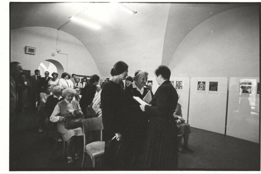 Vprostřed stojí vlevo Anna Poustová, vpravo Jiřina Hockeová